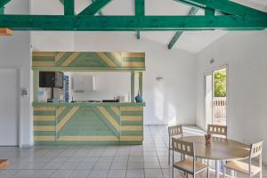 a kitchen and dining room with a table and chairs at Résidence Odalys Bleu Ocean in Moliets-et-Maa