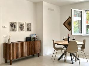a dining room with a table and chairs at Malpensa Airport Apartment - 9 min to MXP - Free Parking in Somma Lombardo