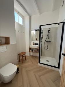 a bathroom with a toilet and a shower in it at B&B Sjaanderhof in Maastricht +40 photos
