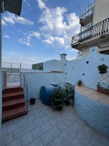 a balcony with a blue barrel on a building at Casa C&S in Mascali