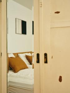 a mirror reflecting a bed in a bedroom at Kjarnholt in Kjarnholt