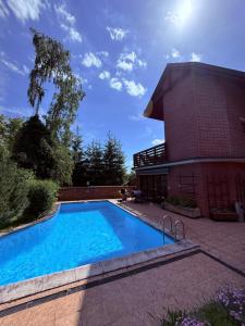 a swimming pool in front of a building at Rodinný Penzion U Nouzů in Staré Hradiště