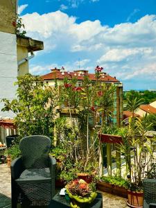 eine Terrasse mit einem Stuhl und einem Tisch mit Pflanzen in der Unterkunft Casa Sofìa in Turin
