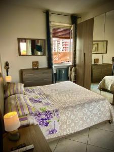 ein Schlafzimmer mit einem großen Bett und einem Fenster in der Unterkunft Casa Sofìa in Turin