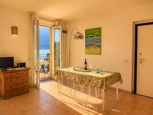 a dining room with a table with wine glasses on it at Nido di Veronica See-Ferienwohnung in Bellano +20 photos
