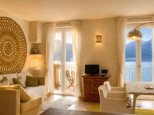 a living room with a view of the ocean at Nido di Veronica See-Ferienwohnung in Bellano