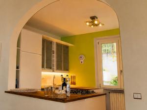 an archway in a kitchen with a stove and a window at Nido di Veronica See-Ferienwohnung in Bellano