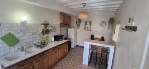 a kitchen with a sink and a refrigerator at Charmante Maison à Recloses in Recloses