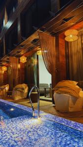 a bathroom with a bath tub and a bath tub at Grey Escape in Qalḩāt