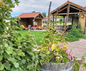 ein Garten mit einem Haus im Hintergrund in der Unterkunft Holiday Smitske in Soerendonk