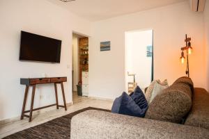 a living room with a couch and a flat screen tv at 1bd Apartment close to beach in Lourinhã