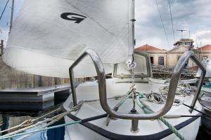 ein weißes Boot an einem Dock befestigt in der Unterkunft VRS - Low Cost Beach Boat in Leça da Palmeira