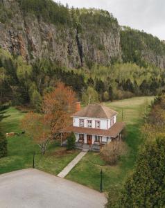 an aerial view of a house in the mountains at Auberge du Jardin in Petit-Saguenay
