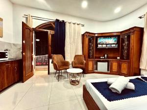 ein Schlafzimmer mit einem Bett und einem Fernseher in einem Zimmer in der Unterkunft Hotel Royal Corner - 500 Meters Near Golden Temple in Amritsar