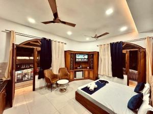 ein Schlafzimmer mit einem Bett und einem Fernseher in der Unterkunft Hotel Royal Corner - 500 Meters Near Golden Temple in Amritsar