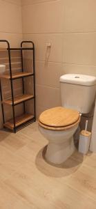 a bathroom with a toilet with a wooden toilet seat at Wzgórze za miedzą - Niezależne Studio z osobnym wejściem in Sicienko +22 photos