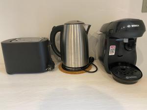 a coffee maker and a blender on a counter at Les studios du Centre in La Teste-de-Buch