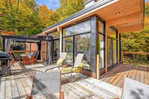 Balcó o terrassa a Modern Chalet with Mountain and Lake view by Reserver.ca