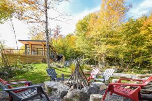Jardí fora de Modern Chalet with Mountain and Lake view by Reserver.ca