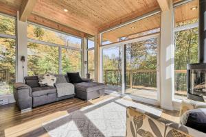 Zona d'estar a Modern Chalet with Mountain and Lake view by Reserver.ca