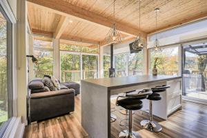 Zona d'estar a Modern Chalet with Mountain and Lake view by Reserver.ca 46 fotos més