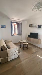a living room with a couch and a table at Michelangelas Home in Aieta