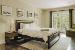 a bedroom with a large bed and a window at Hot Tub Fire Pit Mountain Retreat Deer Meadows in Jeffersonville
