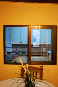 una ventana grande en una cocina con fregadero en Apartamento Tras Catedral, en Teruel