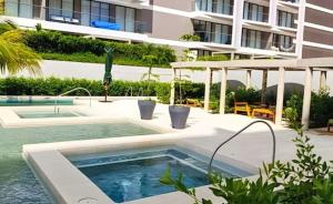 a swimming pool in front of a building at Apartamento en Manzanillo con salida directa a la playa in Cartagena de Indias
