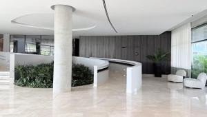 a lobby with a tub and plants in a building at Apartamento en Manzanillo con salida directa a la playa in Cartagena de Indias +15 photos