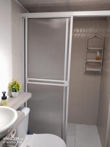 a bathroom with a shower with a toilet and a sink at Apartamento completo Santa Rosa de Cabal in Santa Rosa de Cabal +6 photos