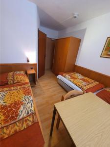 Giường trong phòng chung tại Hotel Busch in Wilster