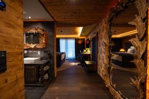 ein Zimmer mit zwei Betten, einem Waschbecken und einem Badezimmer in der Unterkunft Timberjacks Bensheim Hotel in Bensheim