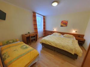 Giường trong phòng chung tại Hotel Busch in Wilster