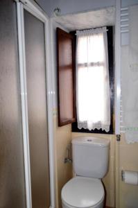 un piccolo bagno con WC e finestra di La Ermita a Loroñe Altre 19 foto