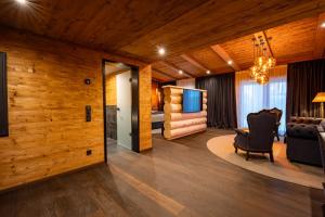 ein Wohnzimmer mit Holzvertäfelung und einem Fernseher in der Unterkunft Timberjacks Bensheim Hotel in Bensheim