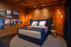 ein Schlafzimmer mit einem großen Bett in einer Holzwand in der Unterkunft Timberjacks Bensheim Hotel in Bensheim