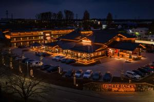 Luftaufnahme eines Hotels mit auf einem Parkplatz geparkten Autos in der Unterkunft Timberjacks Bensheim Hotel in Bensheim