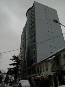 un gran edificio alto con nieve. en Apartment On Tavdadebuli en Batumi