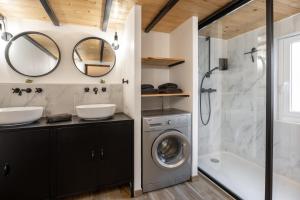 a bathroom with a washing machine and a shower at Duplex Mirabeau - Hyper center city - Calm in Aix-en-Provence