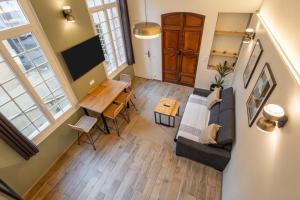 an overhead view of a living room with a couch and a table at Duplex Mirabeau - Hyper center city - Calm in Aix-en-Provence