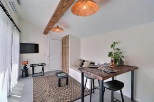 a dining room with a table and chairs in a room at La Cabane du Cap - Jacuzzi & City Center Nearby in Aix-en-Provence