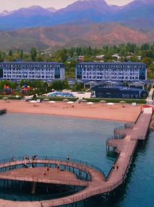 a view of a beach with buildings and the water at Novel apartment in Korumdy