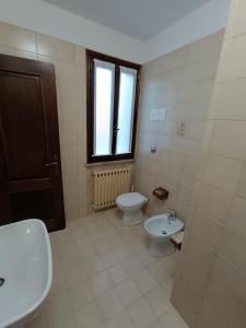 a bathroom with a toilet and a bidet and a sink at Casa di Brokka in Calvecchia