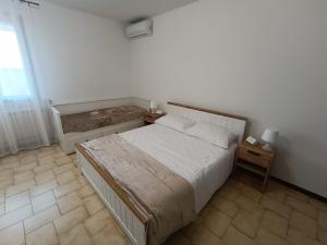 a bedroom with a bed and two night stands in it at Casa di Brokka in Calvecchia