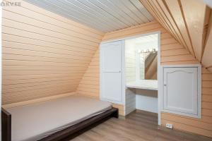 a small sauna with a bed and a mirror at Voika majutus in Voika