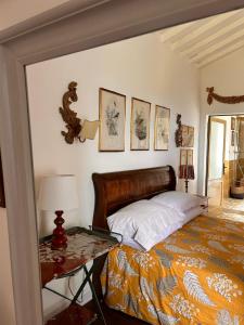 ein Schlafzimmer mit einem Bett und einem Tisch mit einer Lampe in der Unterkunft Tasso9 in Boccheggiano