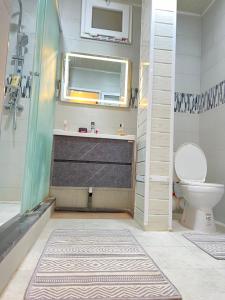 a bathroom with a shower and a sink and a toilet at Soleil, mer & douceur à Staoueli in Alger