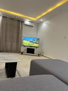 a living room with a flat screen tv in a room at Soleil, mer & douceur à Staoueli in Alger