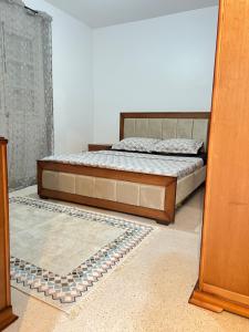 a bedroom with a bed and a mirror at Soleil, mer & douceur à Staoueli in Alger